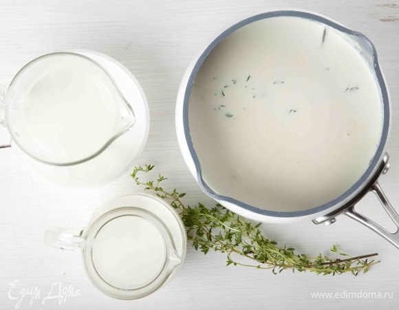 Духовку предварительно разогреть до 100–120°С.
Соединить сливки, молоко и тимьян в небольшой кастрюле и довести до кипения, затем процедить через сито.
