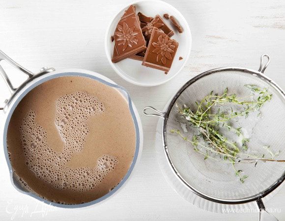 Влить молоко со сливками снова в кастрюлю, добавить шоколад и растопить его на медленном огне, не доводя до кипения.
