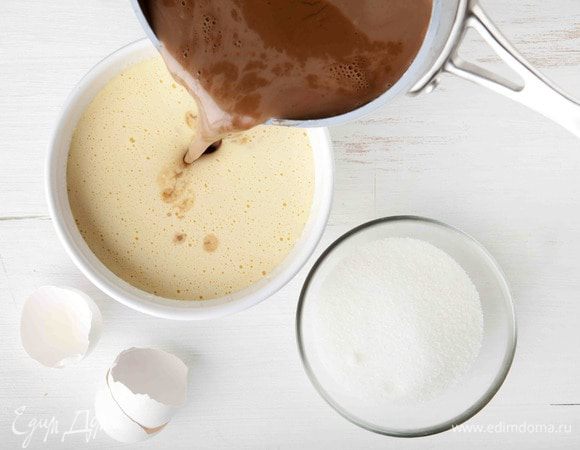 Желтки с сахаром взбить миксером и, не прекращая взбивать, тонкой струйкой влить сливочно-шоколадную массу.