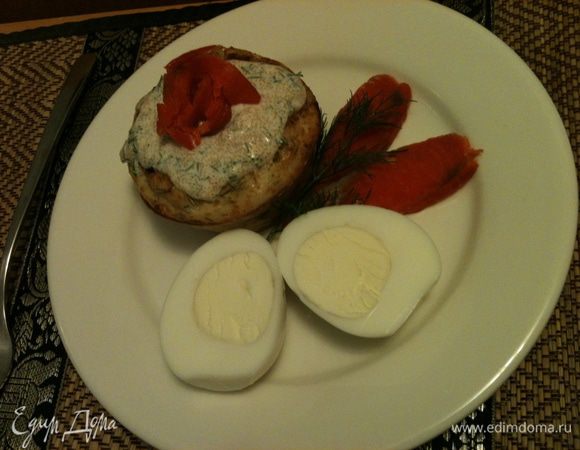 Подаем с икорным соусом - сметана и икра от соленой рыбки, с соленой рыбкой. А в общем то по желанию, можно и просто со сметаной!