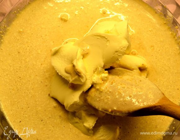 Следом положить сыр маскарпоне (комнатной температуры). Аккуратно все смешать до однородности.