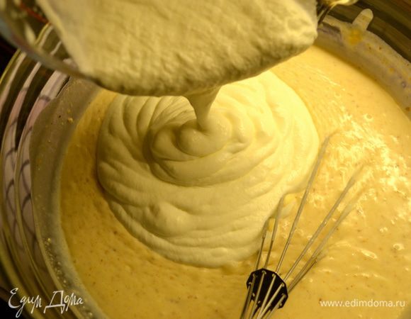 Добавить в полученный крем сливки. Их можно добавить как есть, жидкими... И тогда структура семифреддо получится более плотной, а можно слегка взбить, и структура десерта получится более воздушной. Я сливки немного взбила. Крем убрать на 30 минут в холодильник.