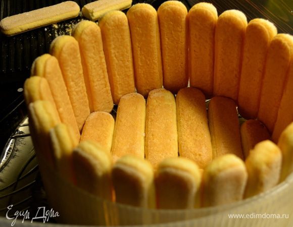 И также выкладываем им дно - основание десерта. Печенье, если нужно, поломать...