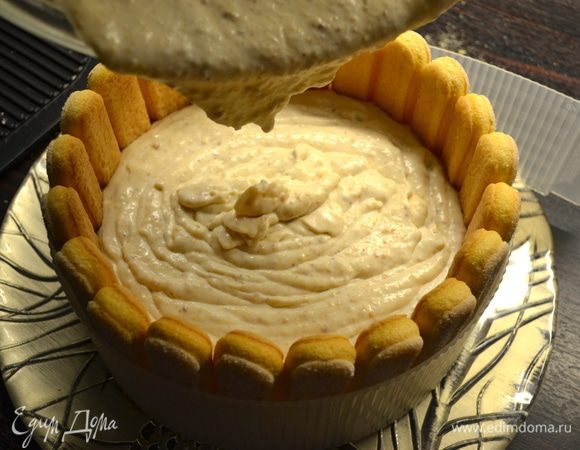 Заполнить форму кремом.