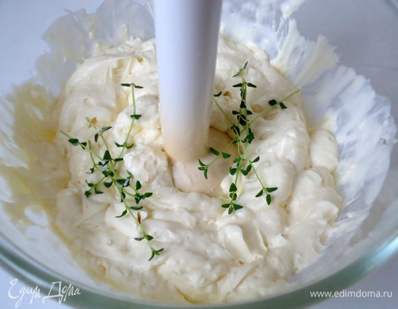 Смешать и взбить блендером - козий сыр, сливочный сыр и йогурт до кремообразного состояния. 

