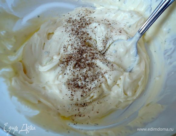 Добавить тимьян. Поперчить и посолить, если необходимо и ещё раз взбить.

