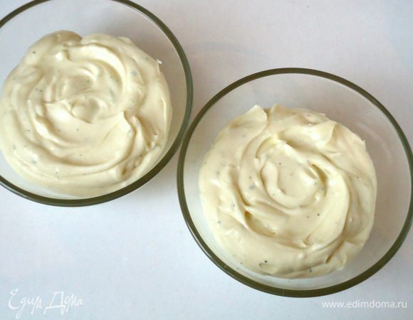 Разложить сырный микс по креманкам.

