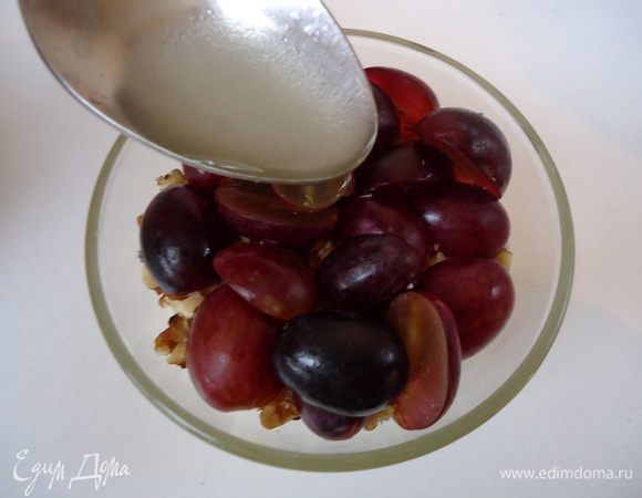 Полить закуску заправкой.

