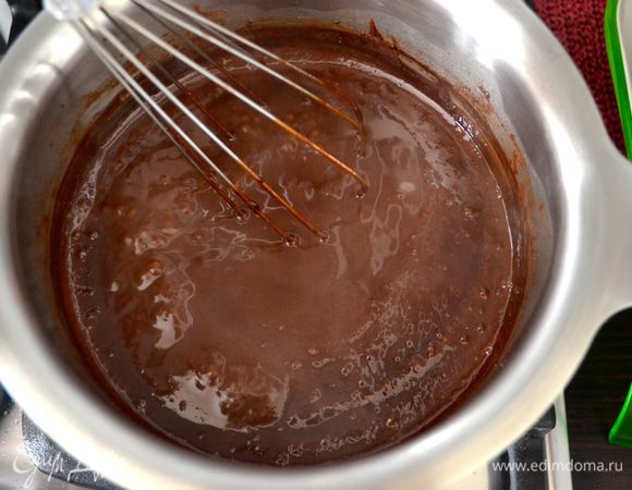 Добавить шоколад и, помешивая, дать глазури загустеть.  