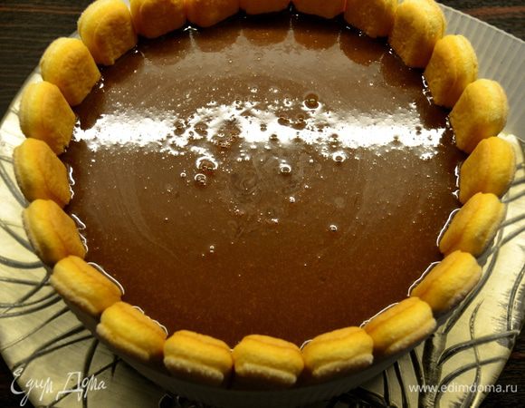 Охладить шоколадную глазури и залить ею десерт. Убрать в холодильник. За пару часов перед подачей семифреддо, поставить его в морозильную камеру. Так Вам будет удобнее его резать на порционные куски.  