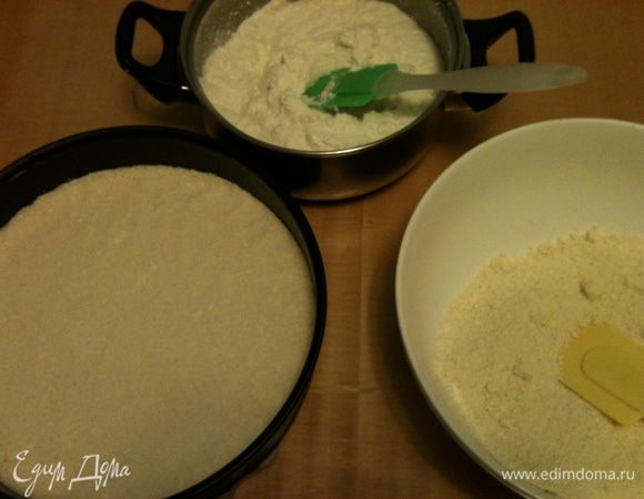 Две трети теста-крошки насыпаем в простеленную пекарской бумагой форму ровным слоем.