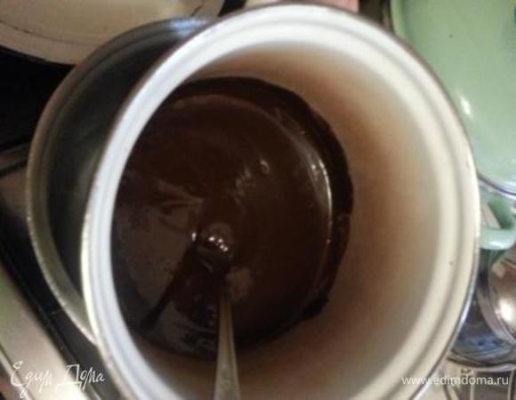 Шоколад разломить на кусочки и растопить на водяной бане. Следите, чтобы форма, где топится шоколад, не соприкасалась с водой. К шоколаду добавляем сливочное масло и продолжаем топить, помешивая, пока масса не станет однородной и блестящей. Готовую массу снимаем с огня и даем немного остыть. 
