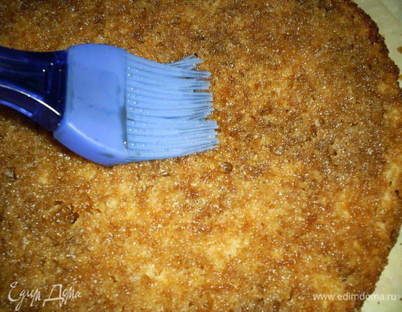 Для пропитки кипяченую воду нагреваем, растворяем в ней кофе и сахар (2 ст.л. с горкой). Добавляем коньяк. С помощью кисточки пропитываем готовые остывшие коржи.