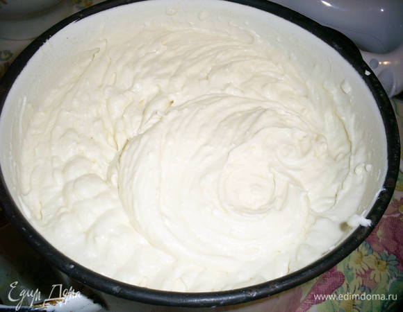 Творог протираем через сито. К полученной массе добавляем пару ложек сметаны (сливок) и взбиваем погружным блендером до получения однородной массы. Пастообразный творог взбиваем миксером с тремя ложками сахарной пудры. К полученной массе добавляем лимонную цедру и растопленный белый шоколад и взбиваем еще раз. Сметану взбиваем с 3 ложками сахарной пудры до устойчивых пиков. 
Осторожно соединяем сливки и творожную массу, перемешиваем миксером до однородности. Долго не взбивать! Пошаговые фото приготовления крема можно посмотреть тут http://www.edimdoma.ru/retsepty/45062-shveytsarskiy-tort