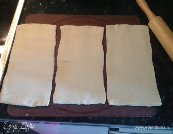 Разогреваем эл.духовку до 220 С разделяем тесто на три части, раскатываем каждую в прямоугольник размером 12*25 см. Выпекаем около 12 мин, пока коржи не поднимутся и не станут золотистого цвета. Остужаем.