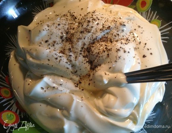 Разминаем сливочный сыр, смешиваем с лимонным соком, солью, перцем, укропом, томатной пастой и майонезом...