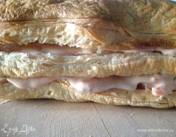 За час до подачи блюда намазываем 2 листа начинкой, кладем на них следующие листы и так же промазываем начинкой. Накрываем оставшимися листами, но начинкой уже не намазываем. Украшаем креветками в панцирях и разрезаем каждое изделие на 5 одинаковых порций. 
Приятного аппетита!