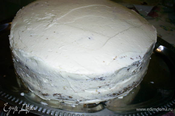 Приступаем к сборке торта. На блюдо выкладываем белый корж срезом вверх, крем, шоколадный корж срезом вниз, крем, белый корж срезом вверх, крем, шоколадный корж срезом вниз. Верх и бока торта обмазываем кремом.