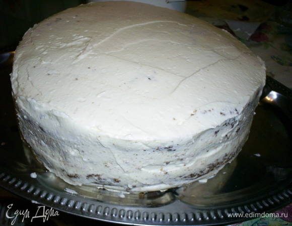 Приступаем к сборке торта. На блюдо выкладываем белый корж срезом вверх, крем, шоколадный корж срезом вниз, крем, белый корж срезом вверх, крем, шоколадный корж срезом вниз. Верх и бока торта обмазываем кремом. 