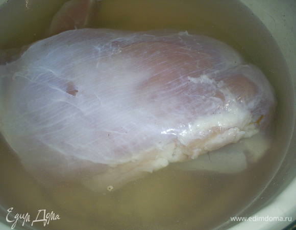 Из соли и воды приготовить раствор. Залить им индейку, если вода не будет полностью покрывать мясо можно немного добавить. Оставить индейку в рассоле на 2-3 часа.