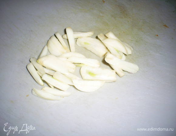 Чеснок нарезать тонкими брусочками