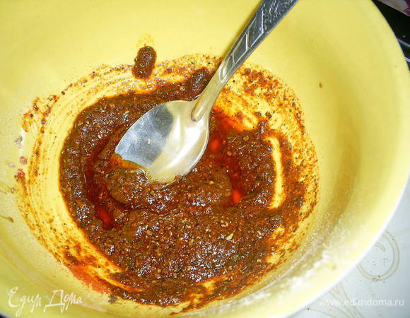 Смешать все сухие приправы, добавить туда горчицу, соевый соус и масло. Перемешать.