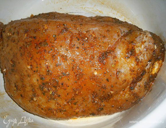 Полученной кашицей тщательно натираем грудку со всех сторон. Кладем ее в кастрюльку, накрываем крышкой и отправляем на сутки в холодильник.