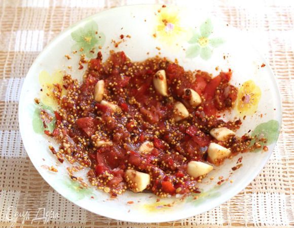 Подготовить голень индейки (в списке ингредиентов не смогла найти именно голень индейки) - помыть, просушить. Для маринада порубить перец острый, помидор, чеснок порезать на средние кусочки. Смешать с паприкой сладкой, семенами горчицы. Заправить солью, уксусом, тщательно перемещать и подавить вилкой. 
