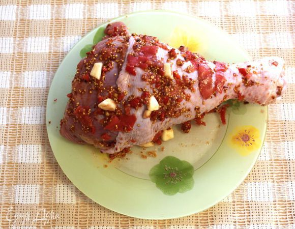 Голень хорошо натереть маринадом и отправить в холодильник на 3-4 часа, а можно и на ночь.
