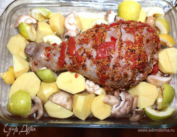 Через 40 минут достать форму из духовки и выложить в нее по бокам гарнир. Снова закрыть фольгой и убрать в духовку на 40 минут.
Через 40 минут снять фольгу, добавить температуру в духовке до 200 градусов, помазать голень сливочным маслом​ и запекать с каждой стороны по 15 минут. Следить за гарниром, чтобы он не пригорел, можно его накрыть фольгой или бумагой для выпечки. 
