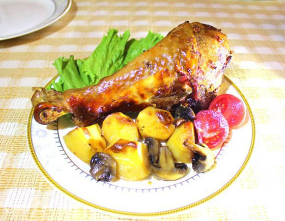 Как индейка приобретет золотистый цвет​ форму достать из духовки и дать отдохнуть 10 минут. Подавать индейку, порезав на крупные куски, с гарниром и соусом. Приятного аппетита))))