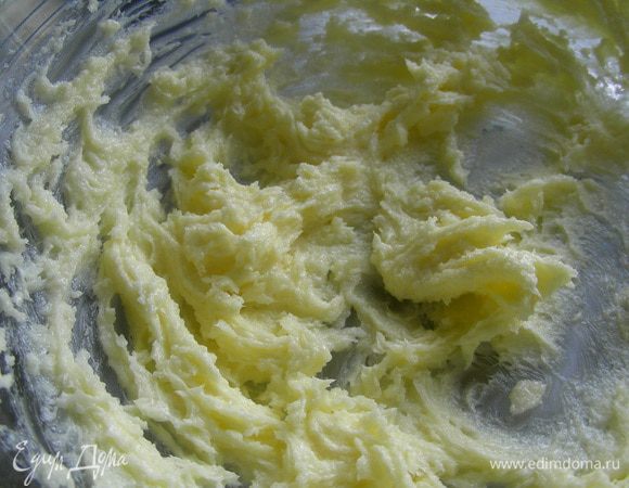 Размягченное сливочное масло взбиваем с сахаром, солью и ванильным сахаром.
