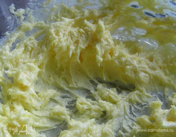 Добавляем желток и взбиваем еще раз. 