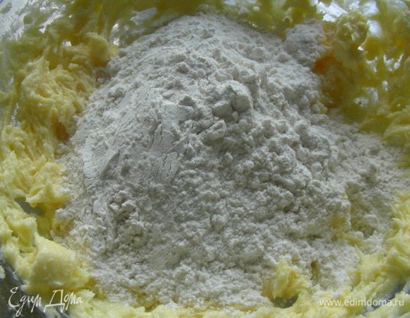 Добавляем муку с разрыхлителем, миндаль и замешиваем тесто. 
