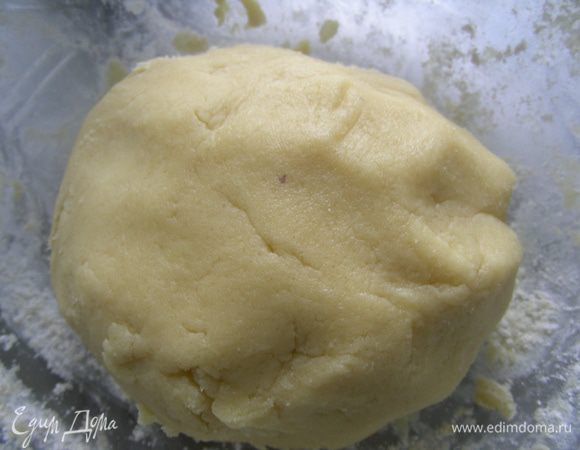 Скатываем его в шар, оборачиваем пленкой и отправляем в холодильник на 1-2 часа.
