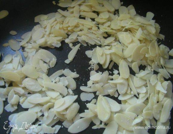 Миндальные лепестки обжариваем на сухой сковороде, помешивая, 3-5 минут. 