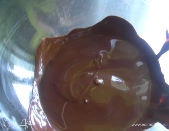 Растапливаем шоколад и остужаем его до комнатной температуры. 
