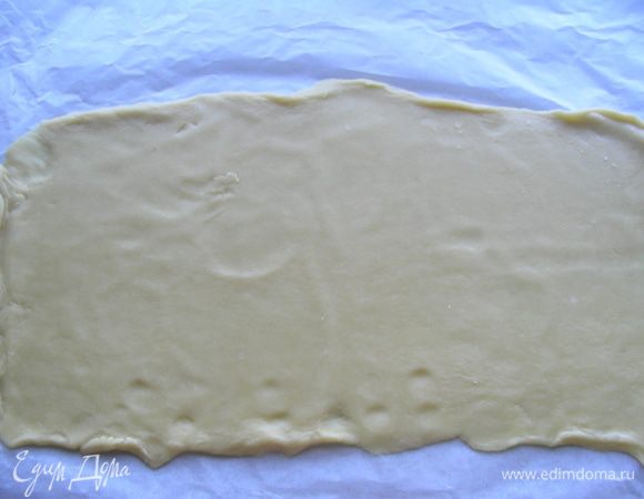 Тесто раскатываем в прямоугольник - примерно 35х20 см, можно покороче (а ширину 20 см лучше сохранить). Слишком тонко раскатывать не стоит, иначе потом тесто может порваться при складывании. Удобно его раскатывать на бумаге для выпечки. 