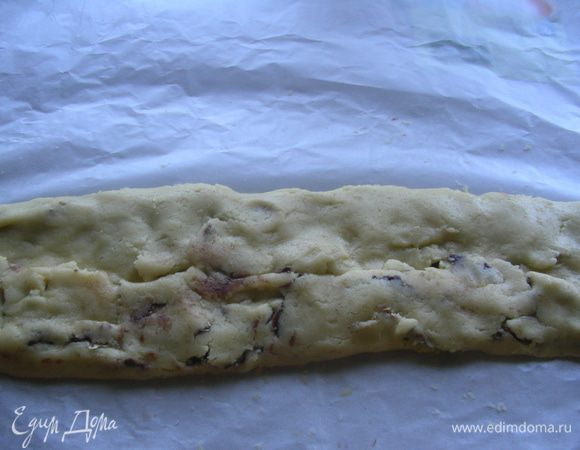 Складываем тесто вдвое с двух сторон, т.е. закрываем как книгу. Можно это делать при помощи бумаги для выпечки.