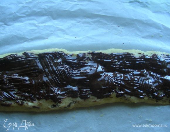 Смазываем шоколадом. И еще раз складываем вдвое (книжкой). Если тесто немного порвется, то надо аккуратно его прикрыть - на конечный результат это не повлияет. 