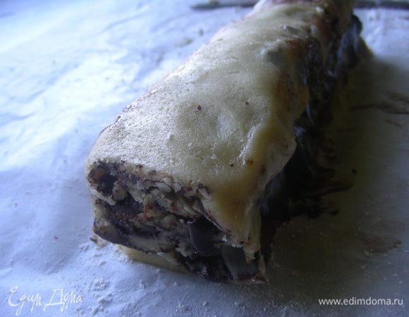 Разрезаем напополам по всей длине (такие 2 тонкие полосочки получатся). Одну полосочку смазываем шоколадом и на нее укладываем вторую. Такая вот многослойная пирамида получается. Оборачиваем ее пленкой, для удобства ее можно разрезать на 2 части, и убираем в холодильник на 1-2 часа. Я убрала на 1 час в морозилку. 
