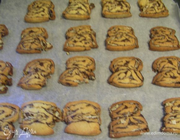 Выпекаем в духовке 180 гр около 10 минут (+-). 

