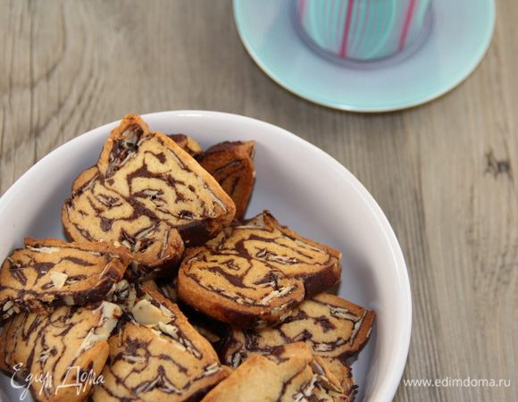 Завариваем чай-кофе и дегустируем. А хранить в жестяной коробке такие печеньки можно до 2 месяцев, если доживут)) Приятного аппетита))
