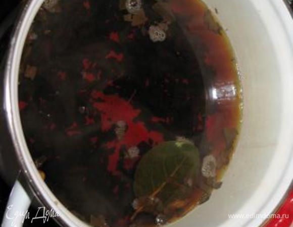 Чай залить 3 чашками воды и довести до кипения со вторым лавровым листом и оставшимся душистым перцем. Не кипятить! 