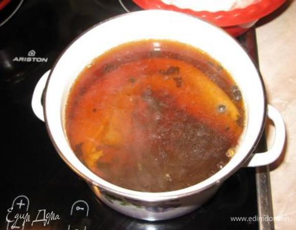 Погрузить предварительно очищенный язык в получившийся горячий маринад. Язык легко чистится, если его обдать холодной водой. Оставить в чайном маринаде до полного остывания.