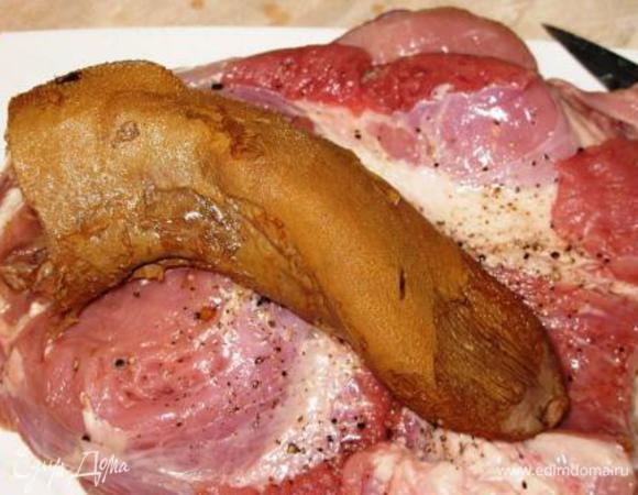 Вырезку надрезать не до конца, раскрыть как книгу, слегка отбить, выравнивая по толщине. Посыпать солью, перцем, укропом. Можно натереть чесноком. Завернуть в нее язык, и обмотать получивший ся рулет кулинарной нитью.  Извините за пошлое фото, но из песни слов не выкинешь! Я не специально, честное слово!