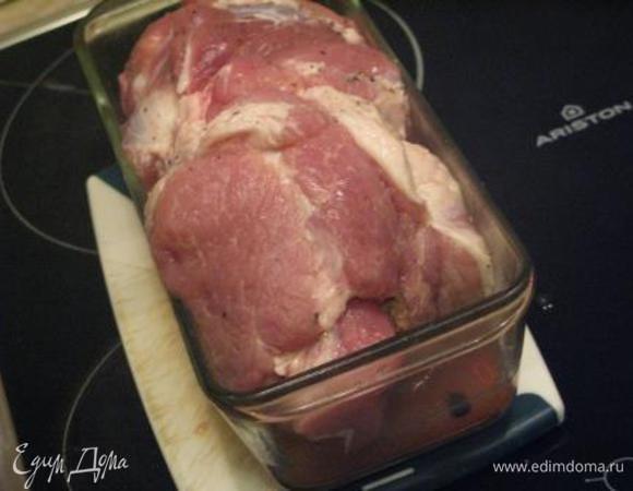 Поместить в удобную жаропрочную форму, налить немного маринада, накрыть фольгой. Берите форму побольше, при запекании мясо даст сок. Из моей немного накапало в духовку. Запекать при 240 гр 30 мин.