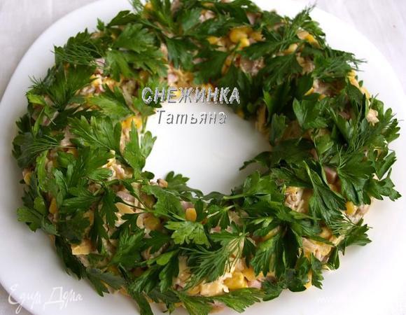 Теперь украшаем. Заранее вымытую и просушенную петрушку рвём на листочки и достаточно плотно распределяем на салате со всех сторон. Можно использовать и зелень укропа, а также взять рукколу, для особых любителей:)