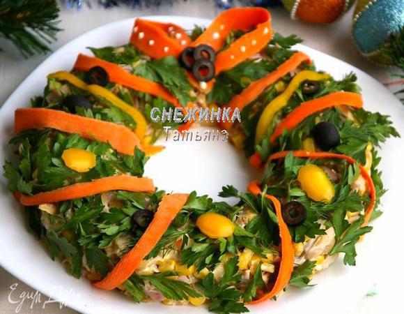 Теперь берём очищенную морковь и нарезаем очень тонкие ленты, я как всегда использовала овощечистку. Оформляем этими лентами «венок». Используем также для украшения ленты и кружочки из сладкого жёлтого перца, а также кольца и половинки маслин. 
