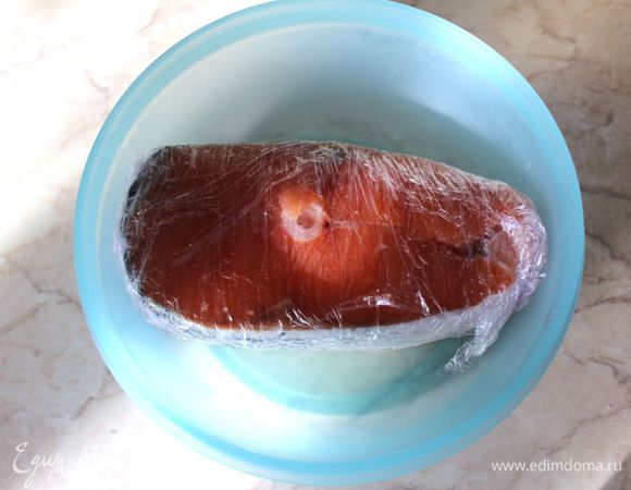 Заранее за 1 сутки почистить, промыть, просушить рыбу. Смешать соль и сахар, хорошо натереть рыбку смесью, плотно обернуть в пленку и убрать в холодильник на сутки.
